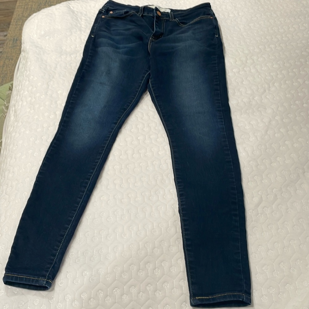 Women’s Signature Levi Strauss jeans. Mid rise skinny size 8